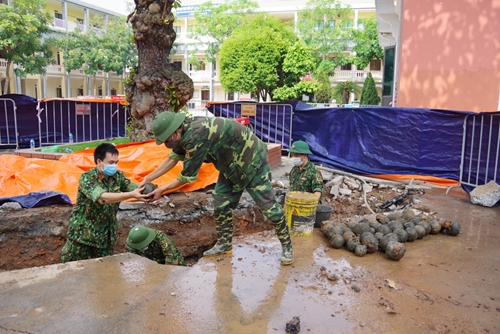 Bộ CHQS tỉnh Hải Dương: Phát hiện, xử lý an toàn hơn 350 vật nổ nghi là bom bi

